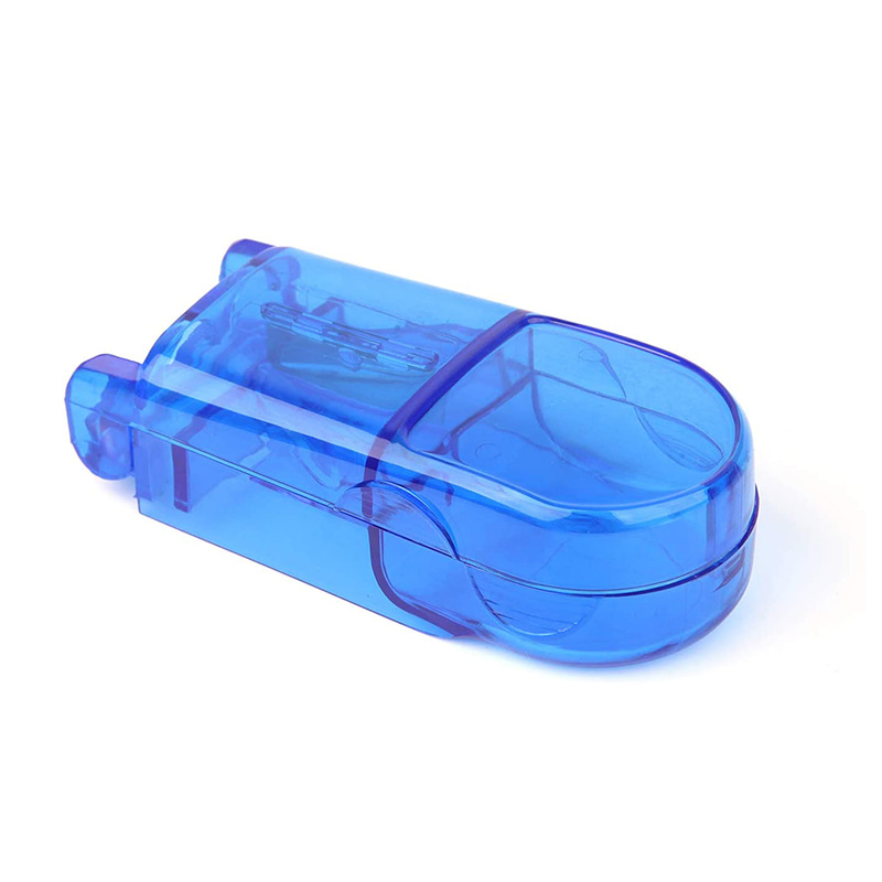 Petit coupe-pilule portable en plastique avec lame 